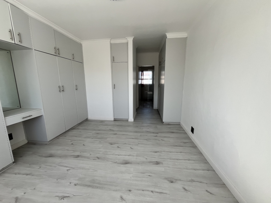 4 Bedroom Property for Sale in Bloubergrant Western Cape